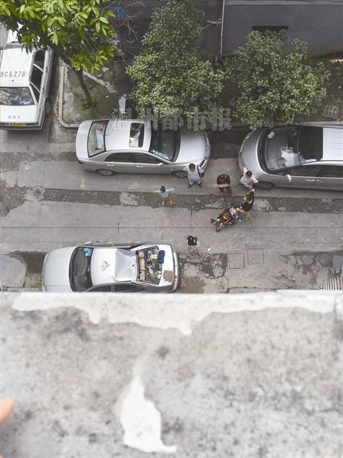 2025新澳门天天开奖免费和天降花盆砸路人脚边与花盆坠落将人砸死