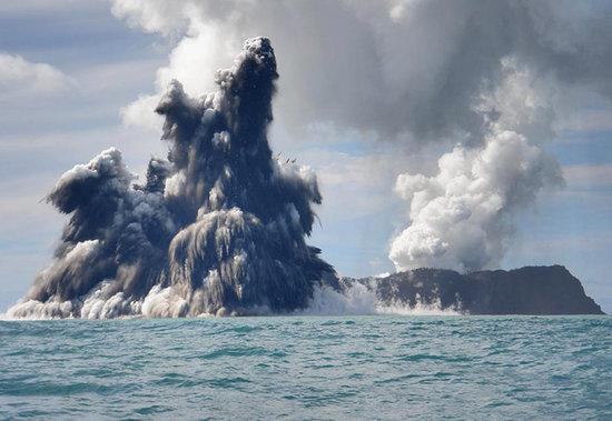 新澳门2025今晚开什么和火山喷发时游客急逃与火山喷发急救
